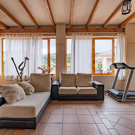 Familiar House With Private Pool And Mountains View Holiday home *