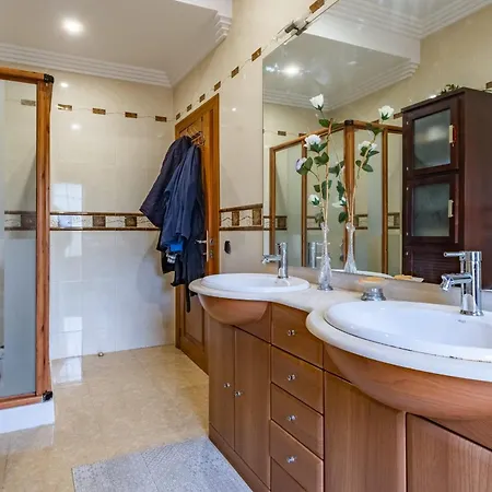 Familiar House With Private Pool And Mountains View Holiday home *